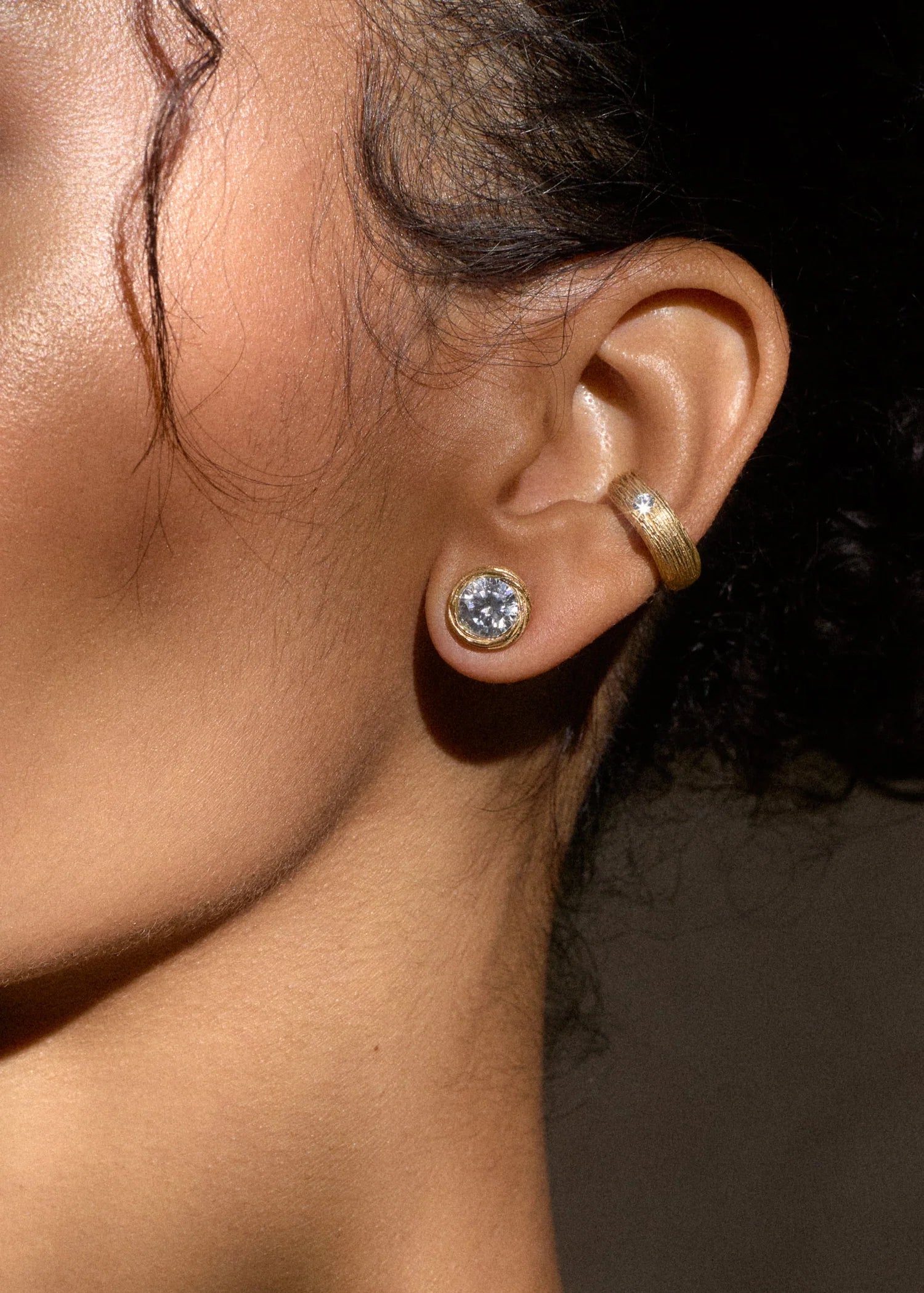 IZA JEWELRY / VELA ROUND STUDS