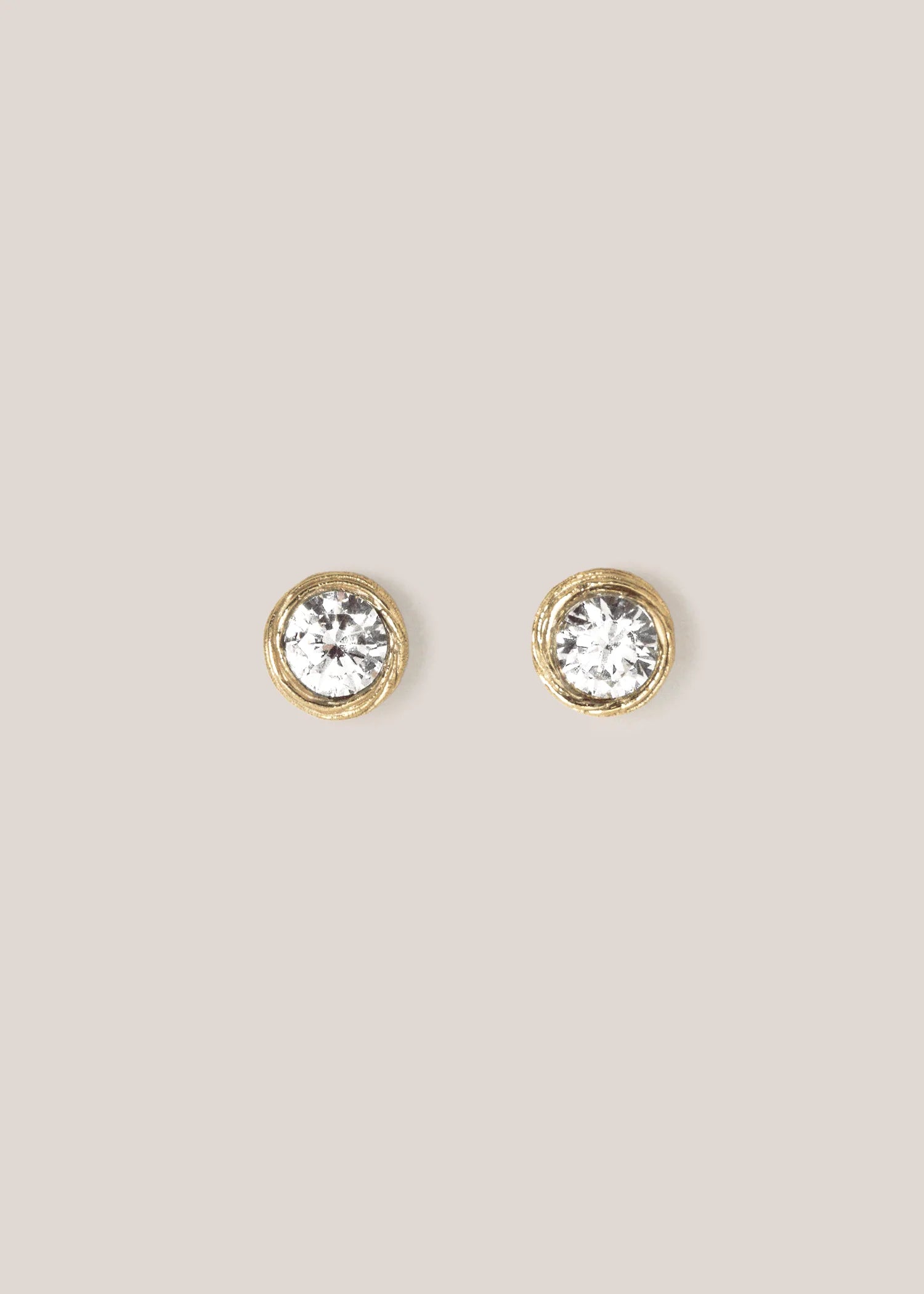 IZA JEWELRY / VELA ROUND STUDS