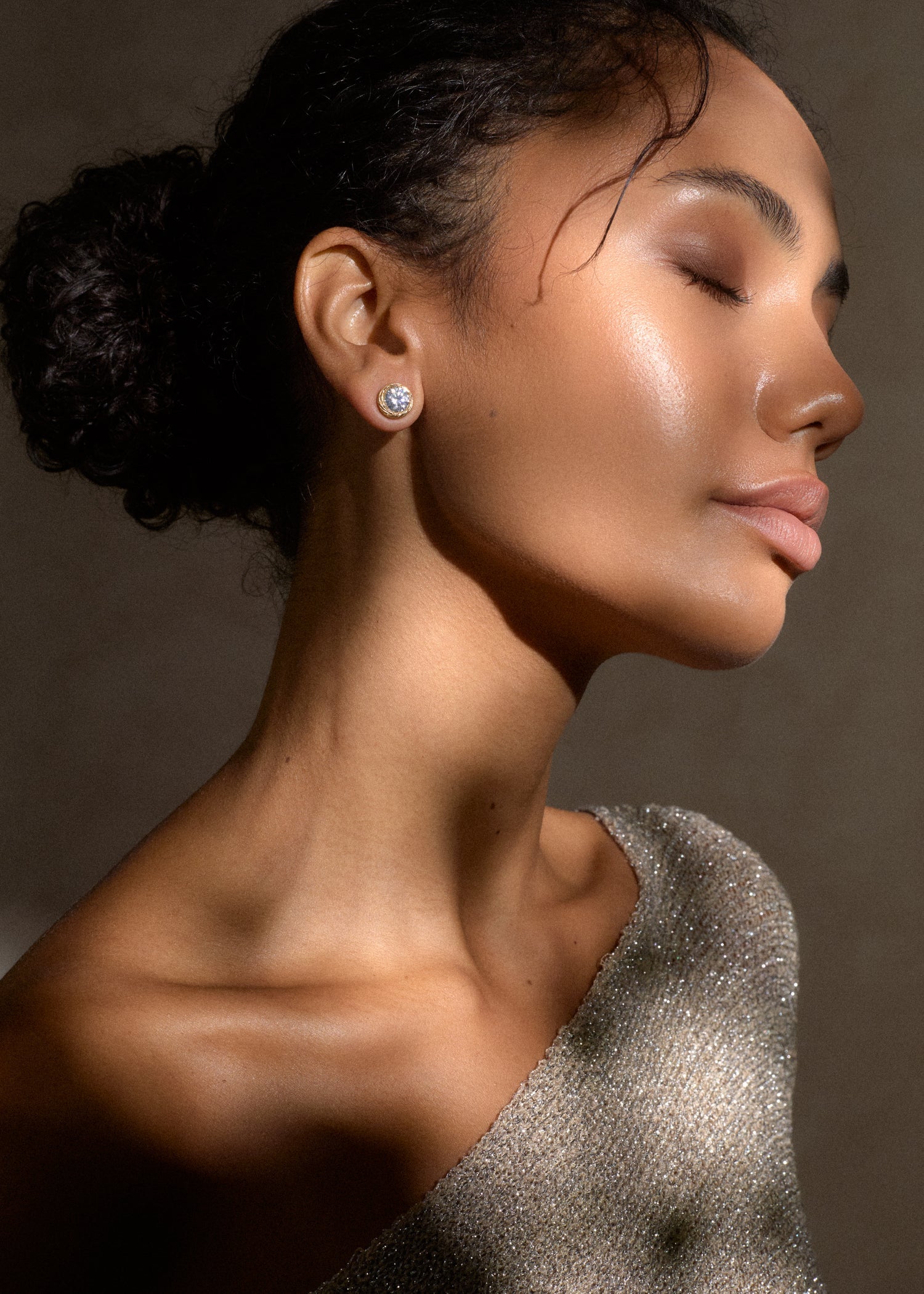 IZA JEWELRY / VELA ROUND STUDS