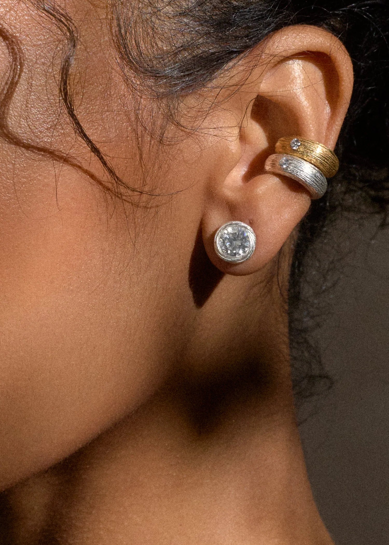 IZA JEWELRY / VELA ROUND STUDS