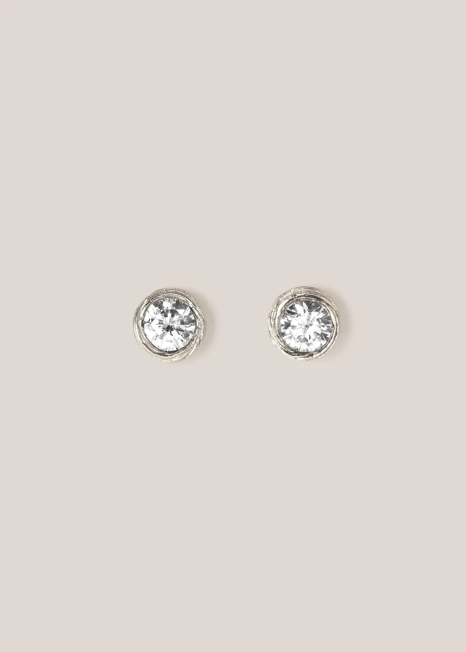IZA JEWELRY / VELA ROUND STUDS