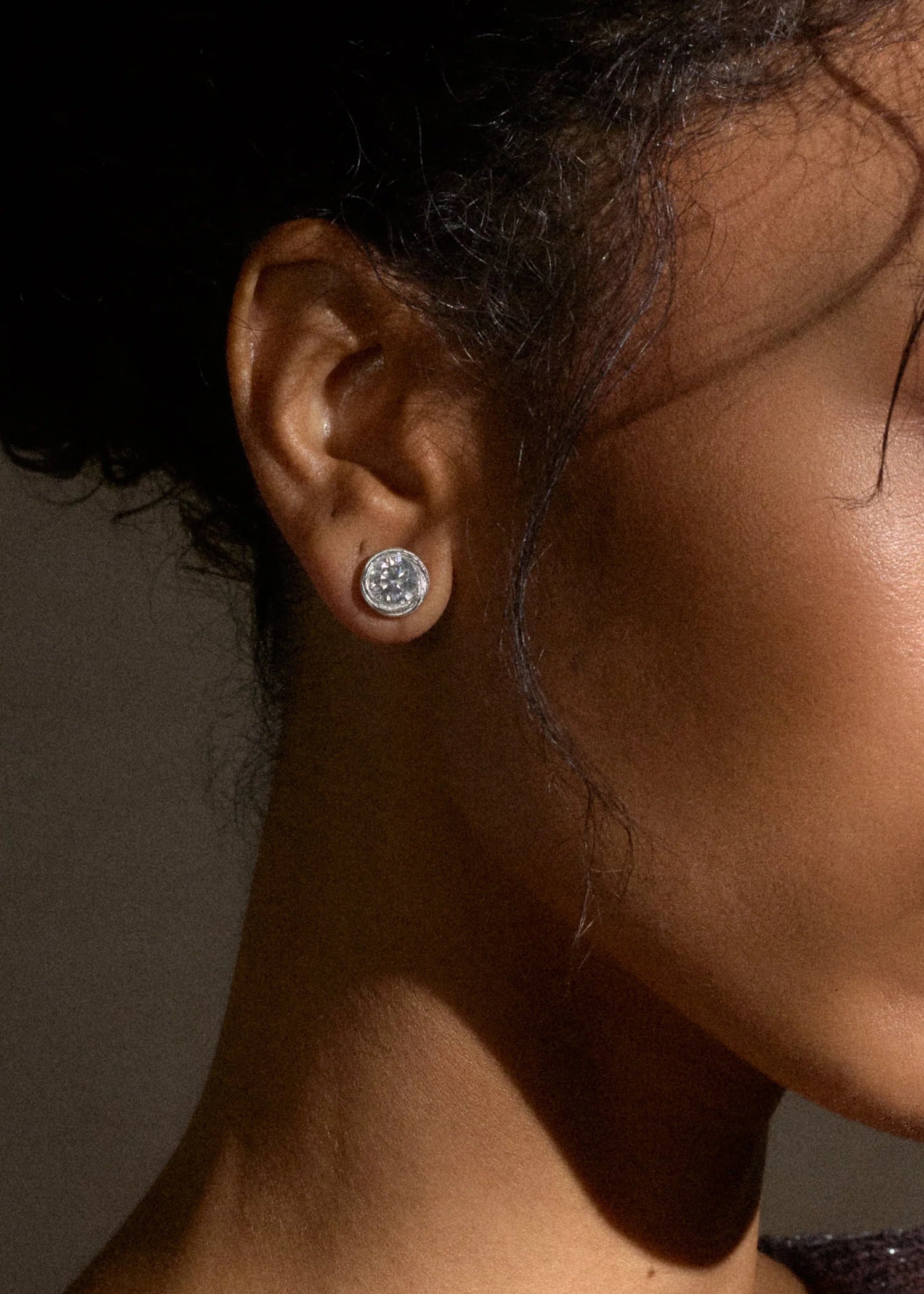 IZA JEWELRY / VELA ROUND STUDS