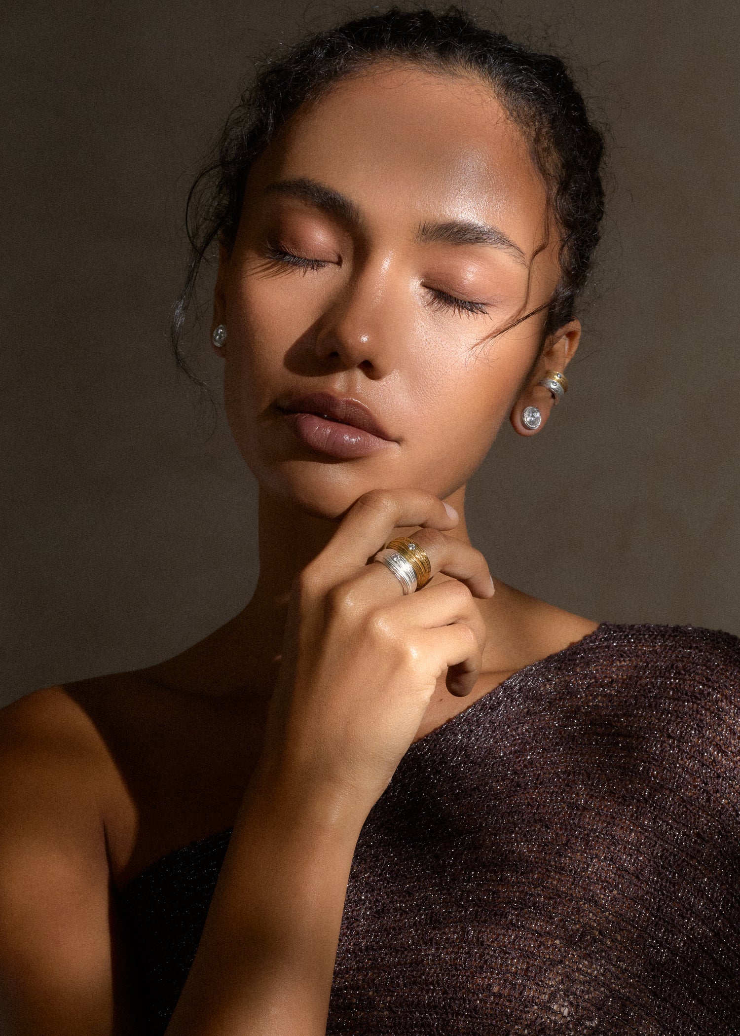 IZA JEWELRY / VELA ROUND STUDS