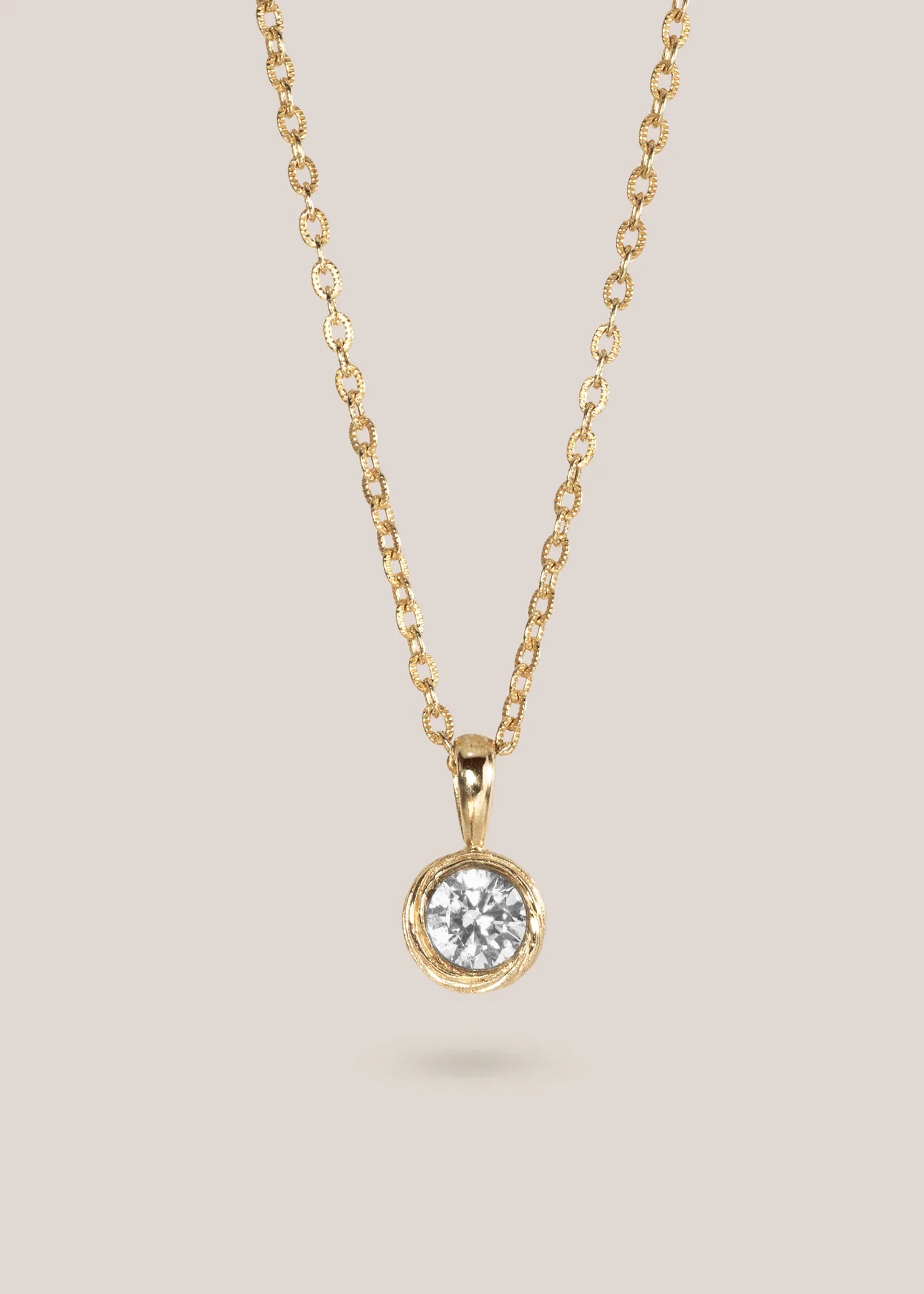 IZA JEWELRY / VELA ROUND PENDANT NECKLACE