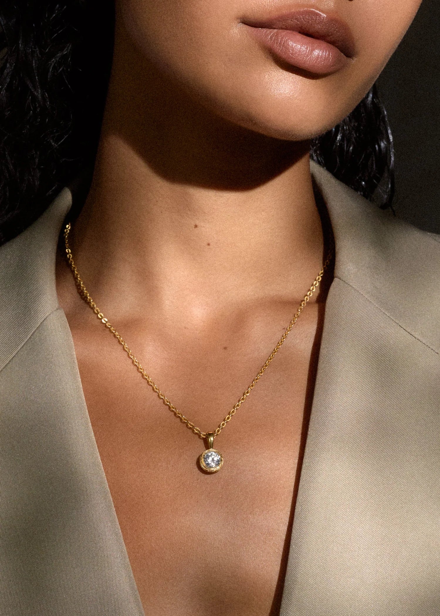 IZA JEWELRY / VELA ROUND PENDANT NECKLACE