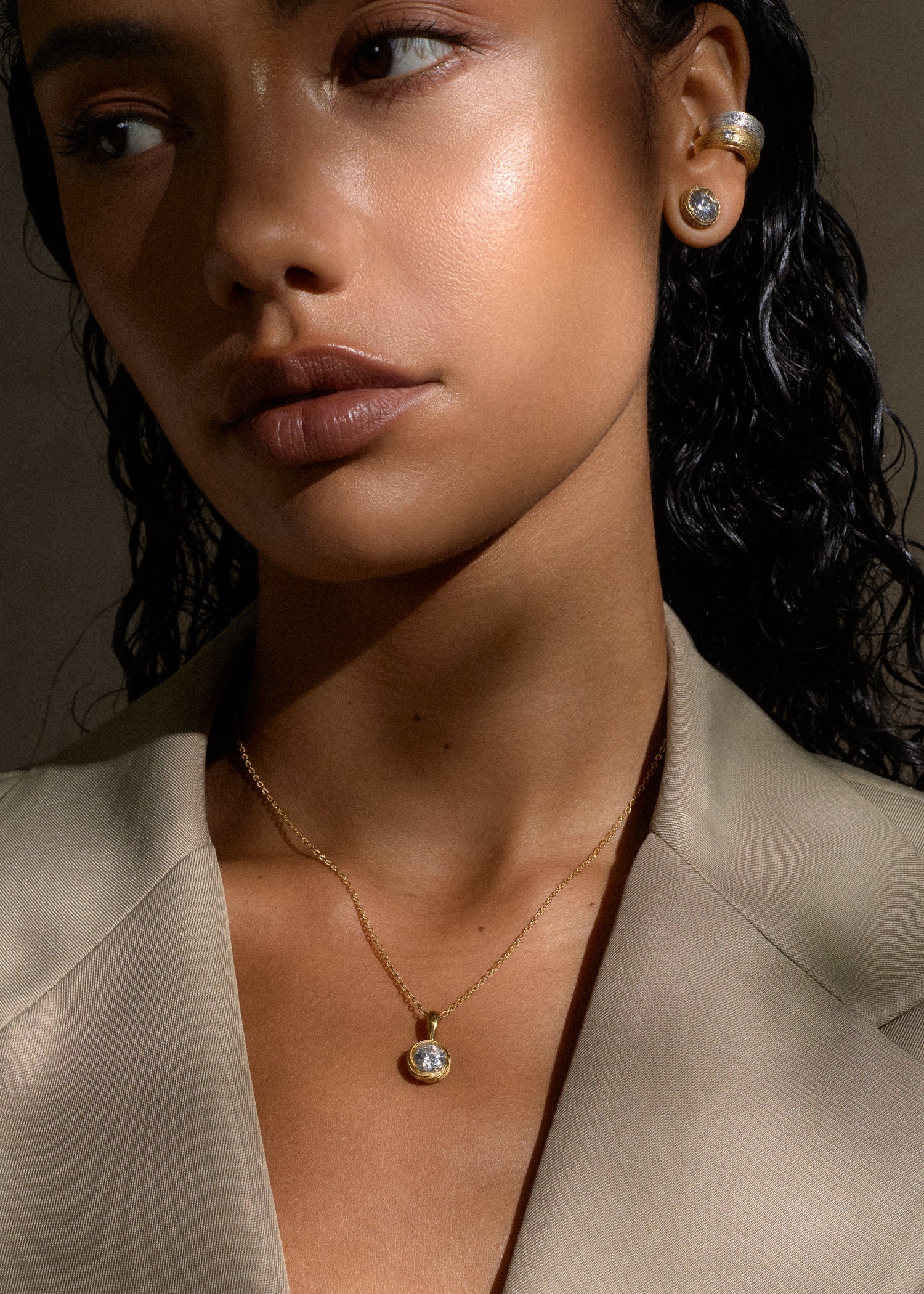 IZA JEWELRY / VELA ROUND PENDANT NECKLACE