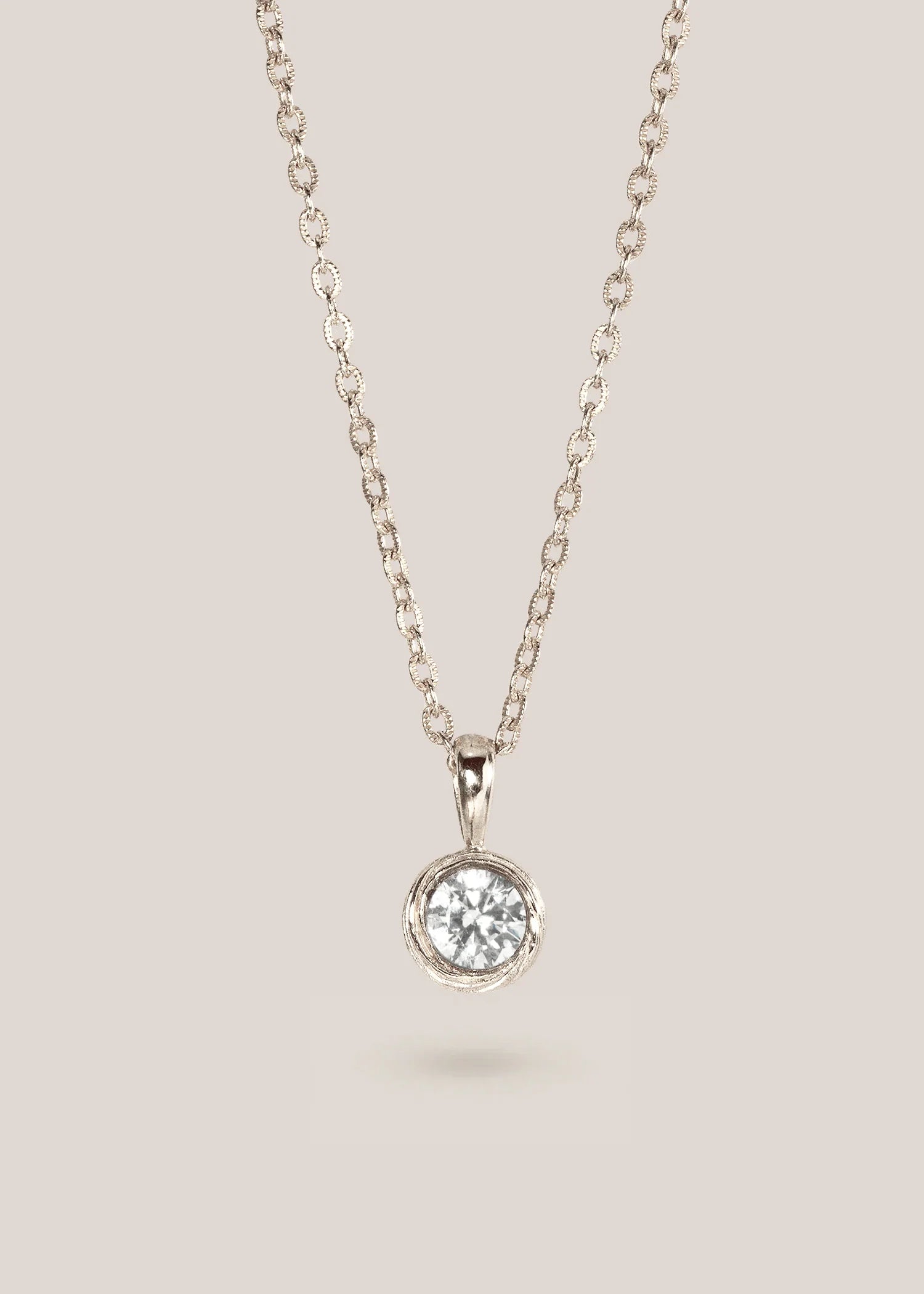 IZA JEWELRY / VELA ROUND PENDANT NECKLACE