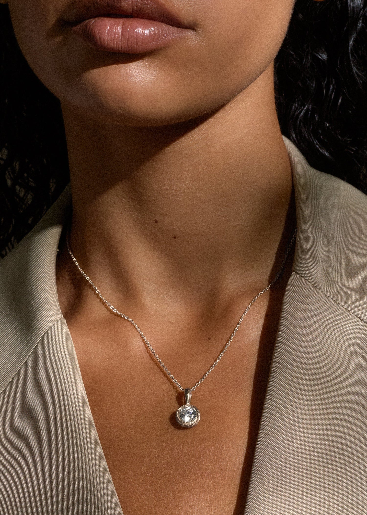 IZA JEWELRY / VELA ROUND PENDANT NECKLACE