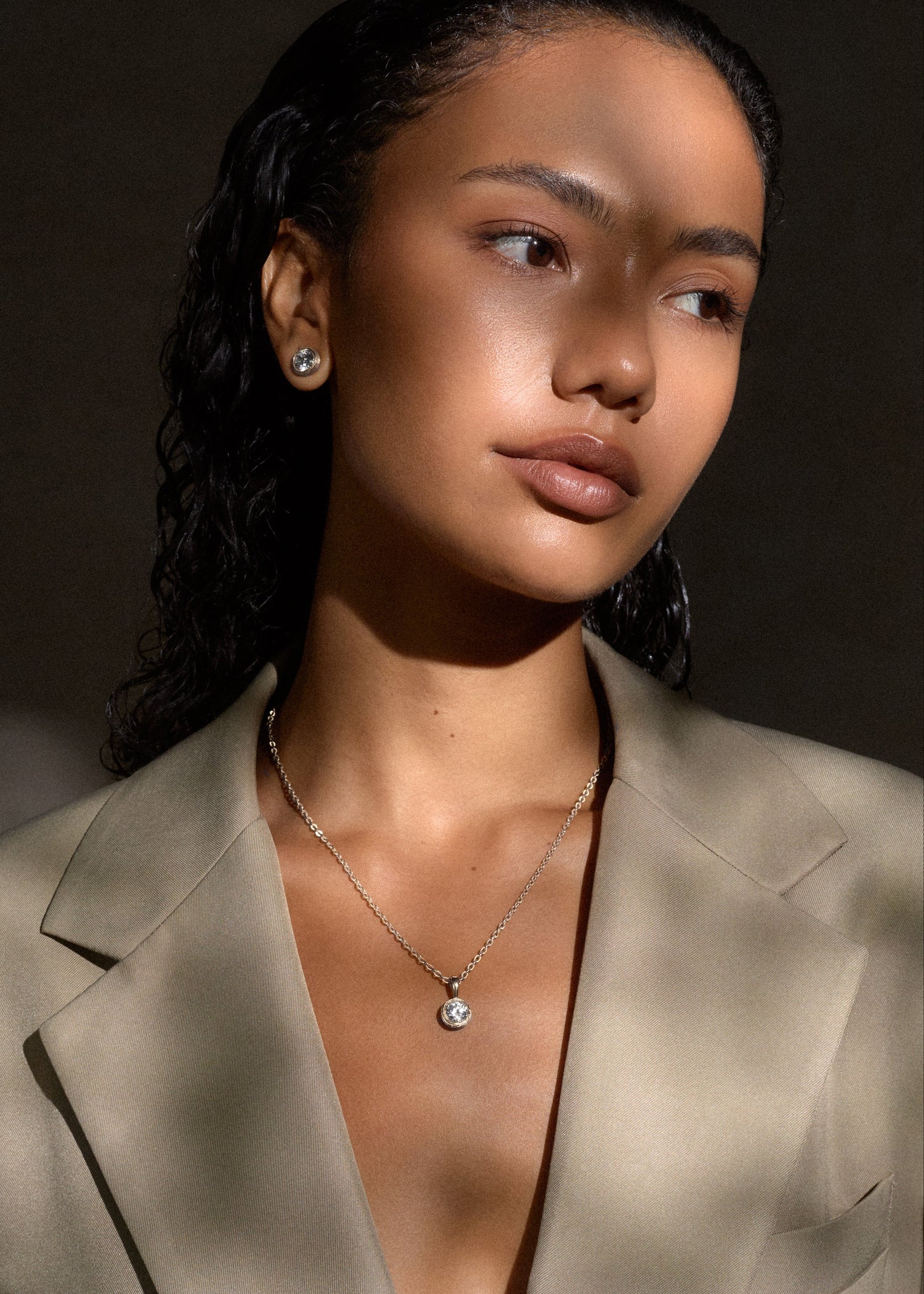 IZA JEWELRY / VELA ROUND PENDANT NECKLACE