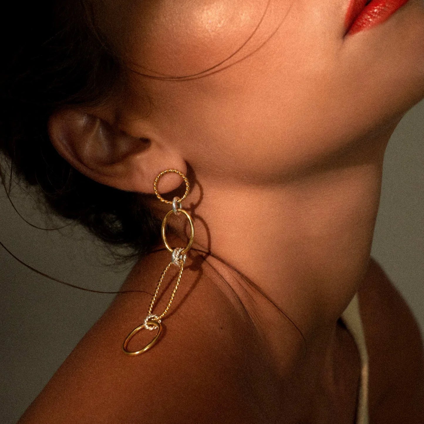 IZA JEWELRY / CONNECTED EARRINGS / GOLD