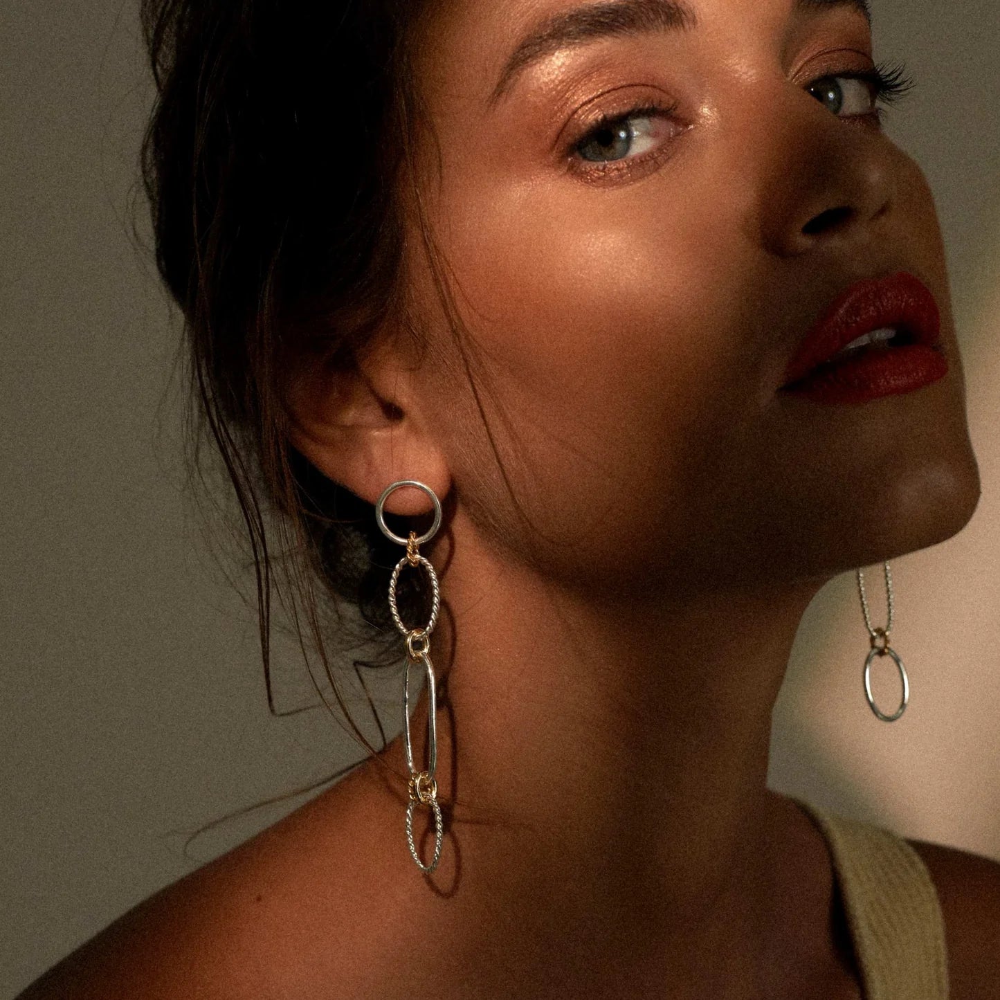 IZA JEWELRY / CONNECTED EARRINGS / SILVER